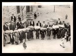 giysiler_tabaklarda_sergileniyor.jpg